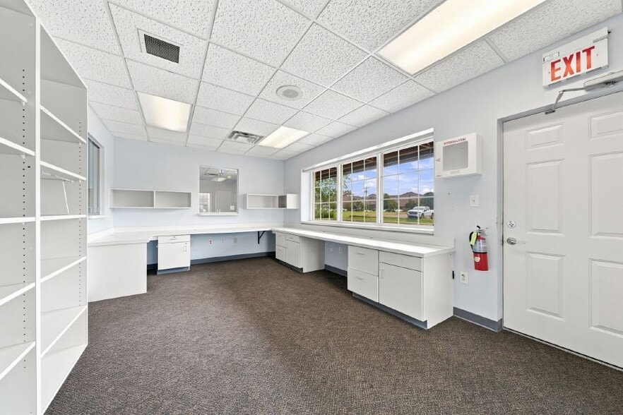 More Photos Of 1750 Memorial Dr, Clarksville Medical For Lease