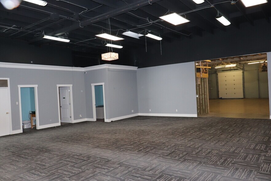 More Photos Of 456-468 42nd Ave SE, Calgary Showroom For Lease