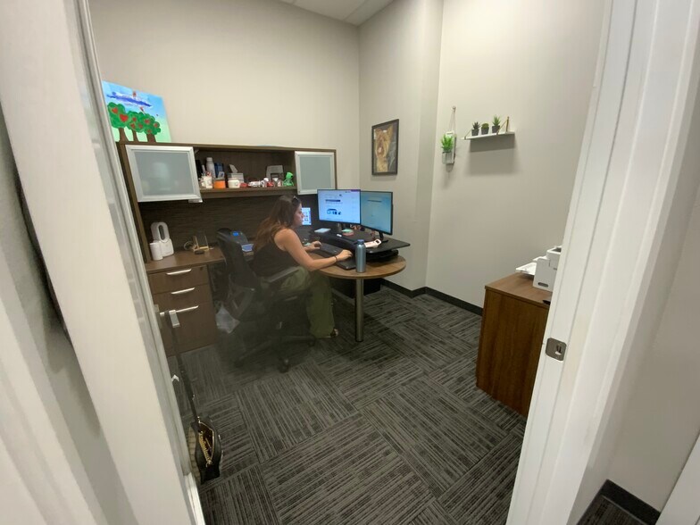 More Photos Of 320 S Oak St, Roanoke Medical For Lease