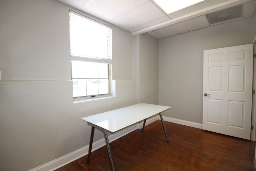 More Photos Of 1902 W Main St, Tampa Office For Lease