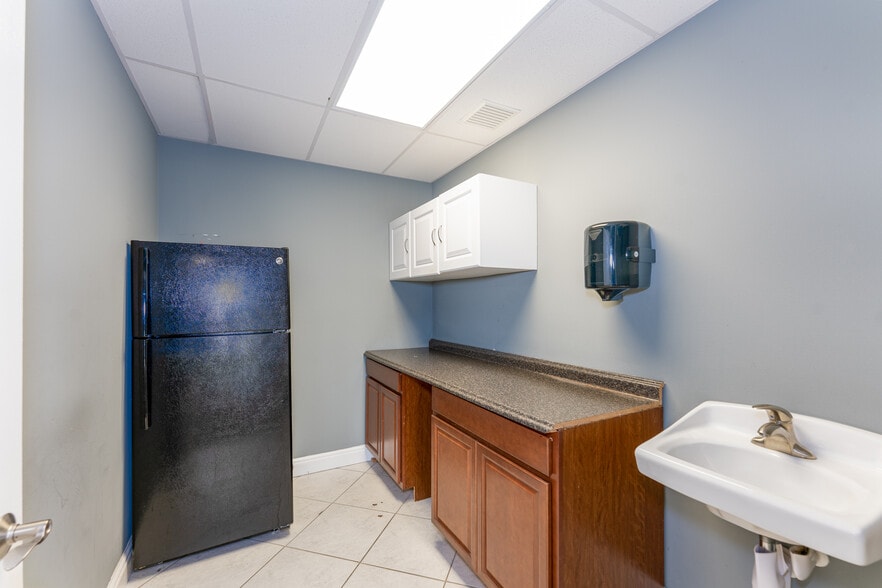 More Photos Of 1501 Sarasota Center Blvd, Sarasota Warehouse For Lease