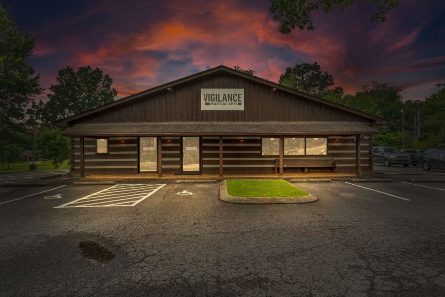 More Photos Of 207 Highway 96 N, Fairview Showroom For Sale