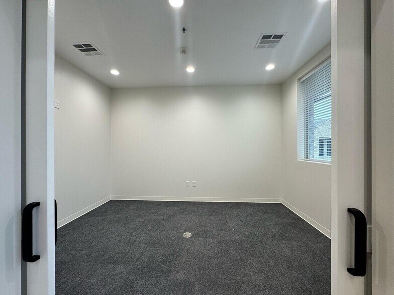 More Photos Of 1400 N Coit Rd, McKinney Office For Sale