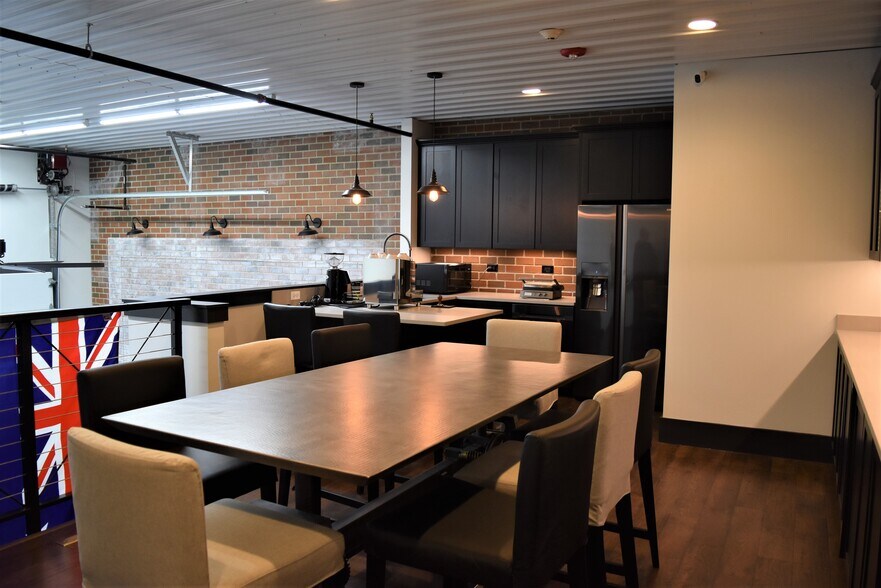 More Photos Of 2108-2260 Ferry Rd, Naperville Showroom For Sale