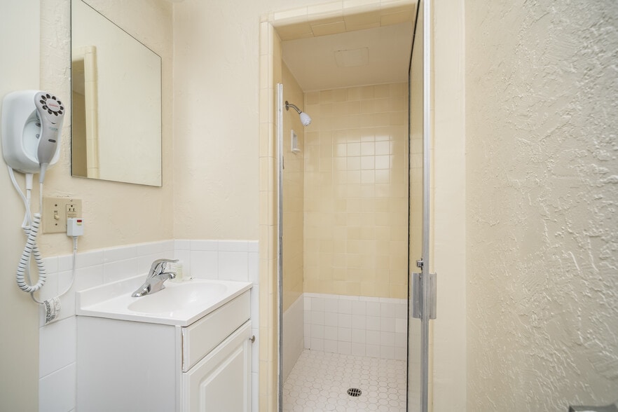 More Photos Of 409 Crescent Ave, Avalon Hotel For Sale