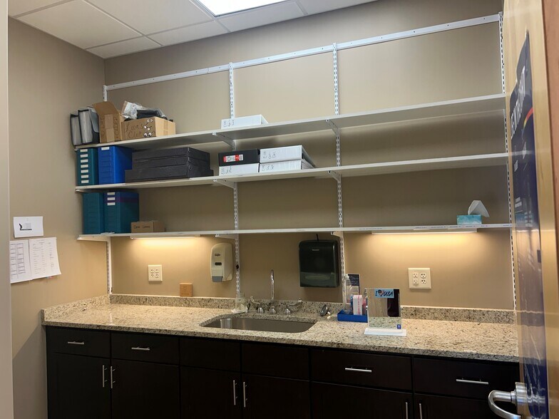 More Photos Of 437 S Illinois Ave, Oak Ridge General Retail For Lease