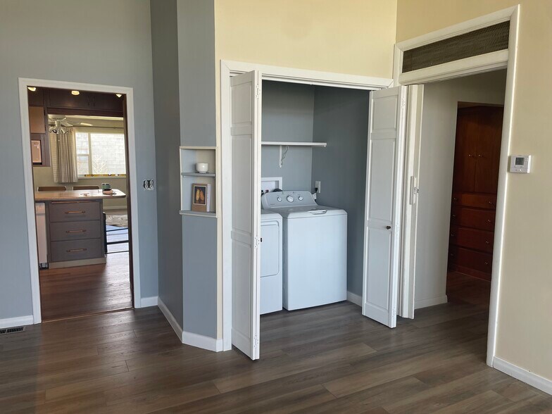 More Photos Of 370 N State St, Shelley Storefront Retail Residential For Lease