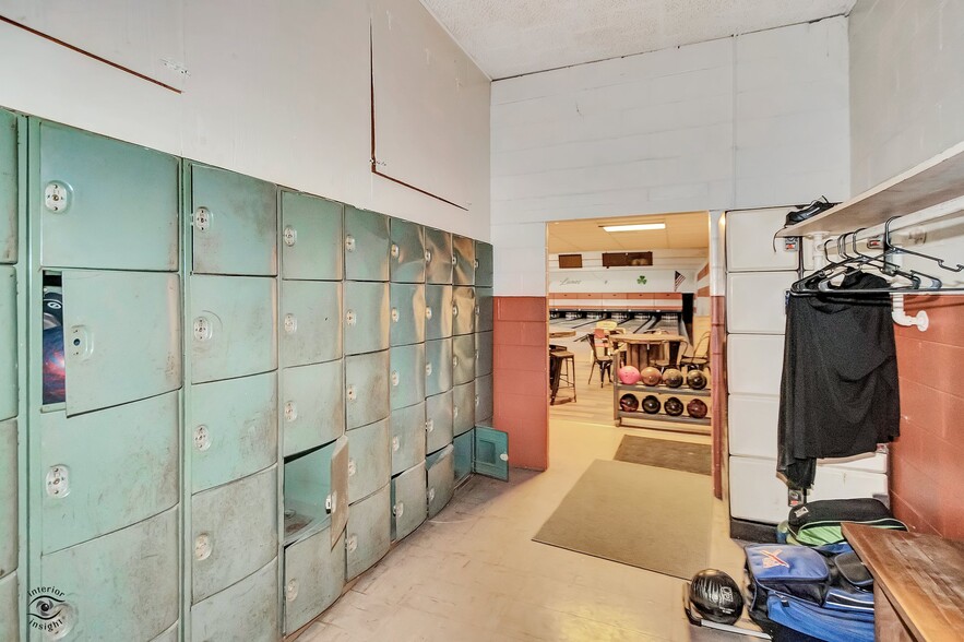 More Photos Of 405 NW Greely Ave, Iroquois Sports And Entertainment For Sale