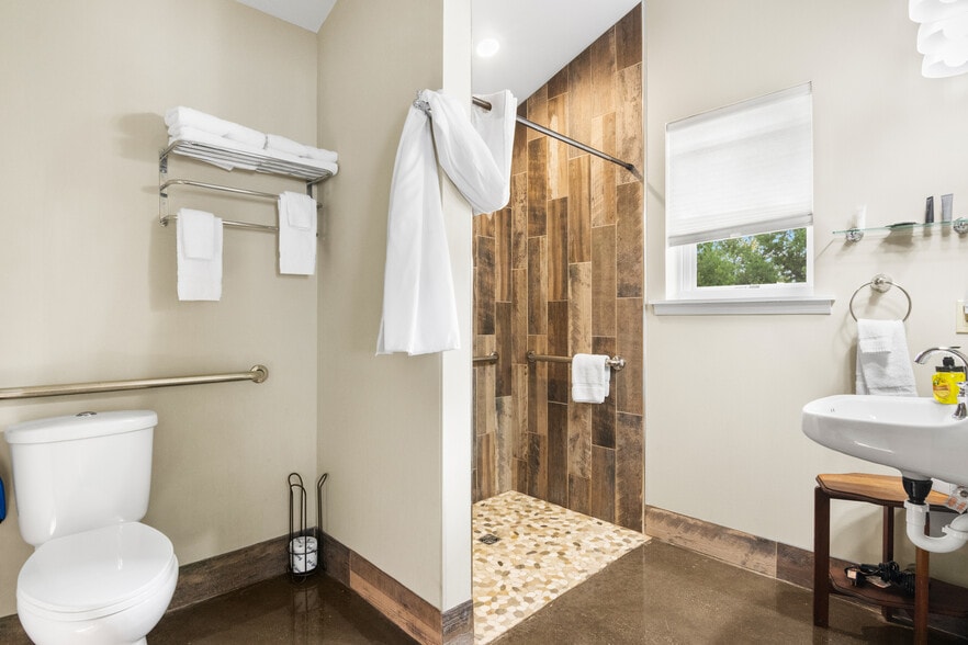 More Photos Of 4871 U.S. 31, Eastport Hotel For Sale