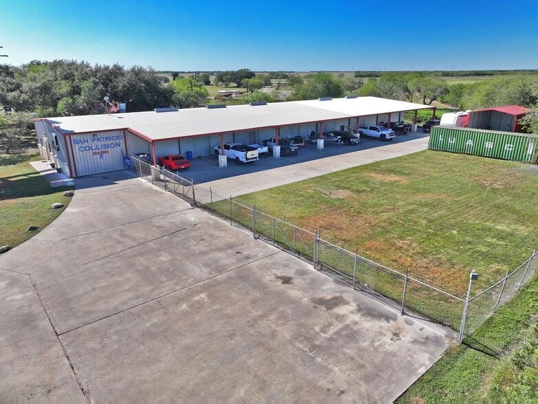 More Photos Of 6725 US Highway 77, Sinton Showroom For Sale
