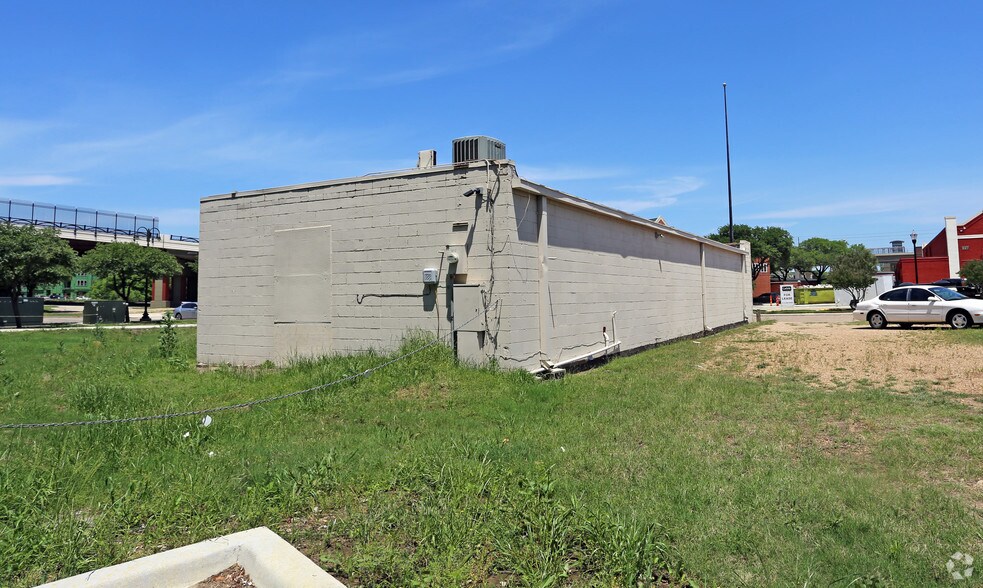 More Photos Of 1012 S Elm St, Carrollton Office For Sale