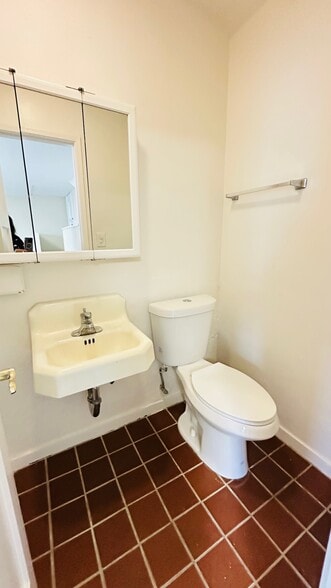 More Photos Of 2809-2815 Macdonald Ave, Richmond Office For Sale