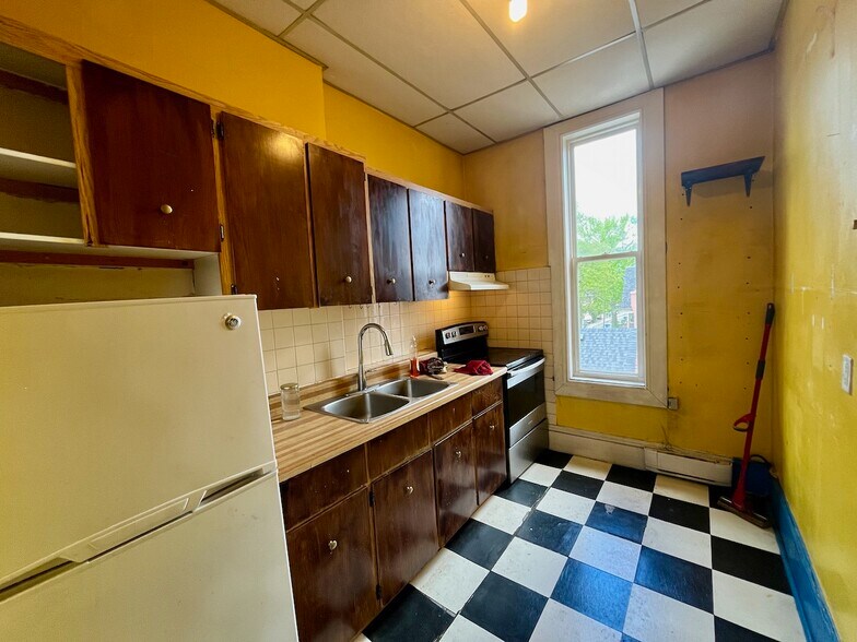 More Photos Of 402 Spadina Av, Toronto Storefront Retail Residential For Lease