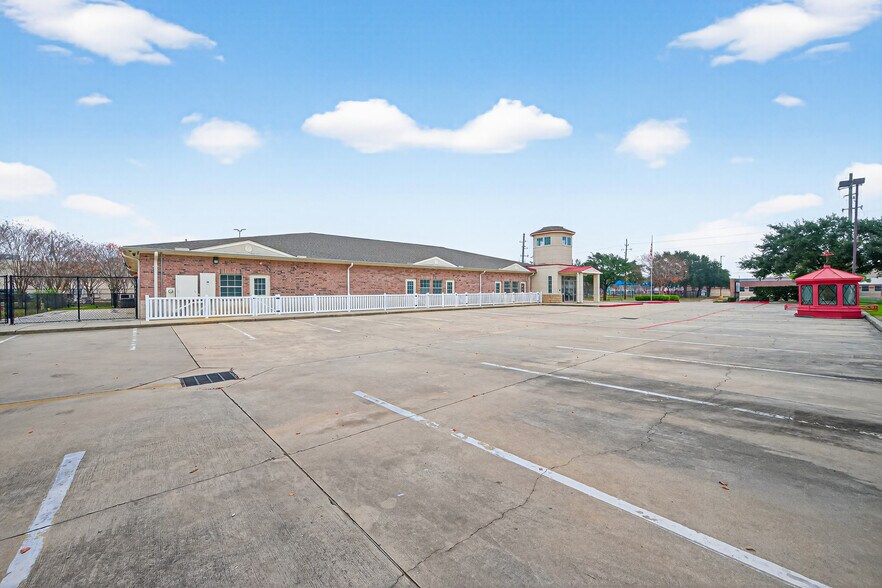 More Photos Of 8525 Queenston Blvd, Houston Freestanding For Sale