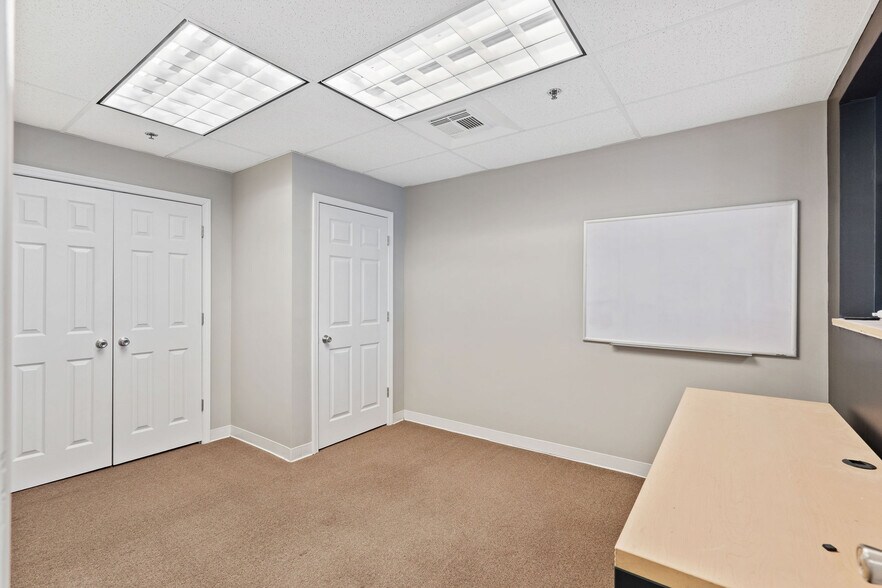 More Photos Of 4922 Port Royal Rd, Spring Hill Showroom For Lease