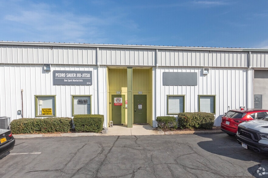 More Photos Of 308-330 Victory Dr, Herndon Warehouse For Lease