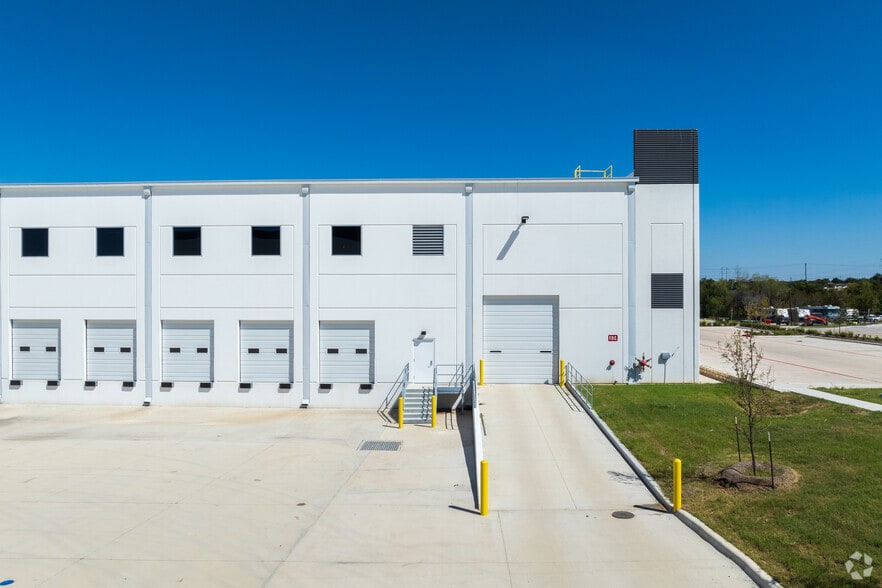 More Photos Of 194 Commerce Center Dr, Buda Unknown For Lease