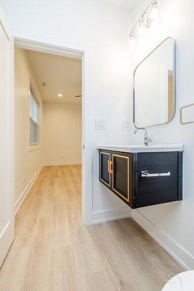 More Photos Of 6050 Eberhart ave, Chicago Apartments For Sale