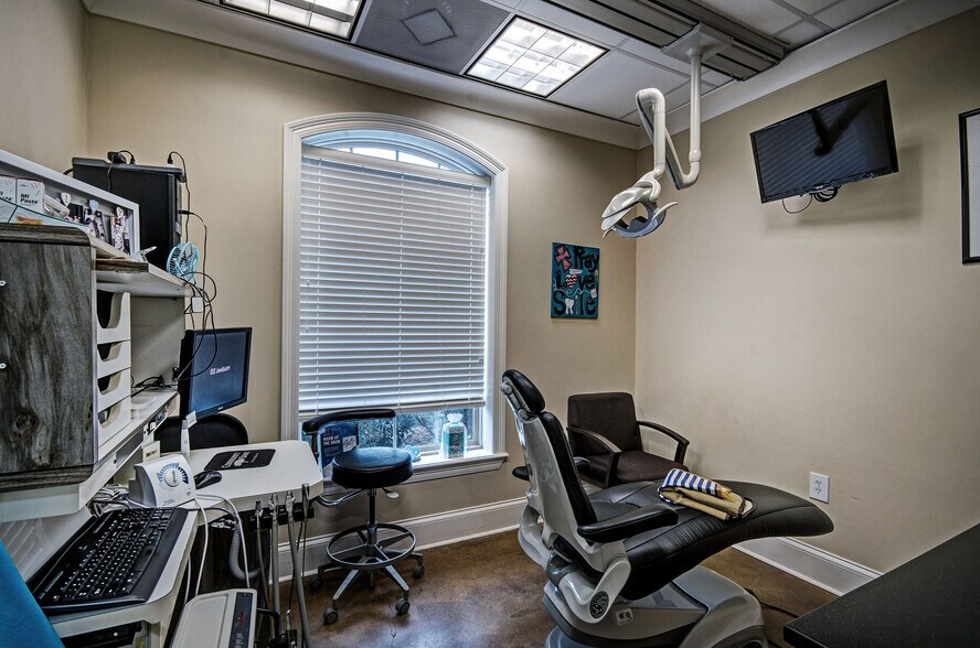 More Photos Of 1237 Highway 35, Forest Medical For Sale