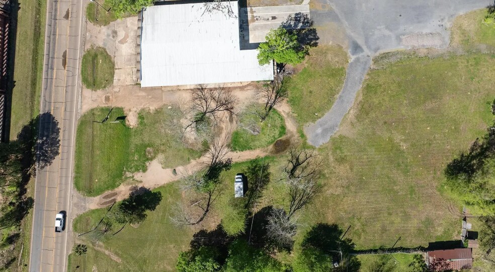 More Photos Of 1605 E Avenue A, Hooks Warehouse For Sale