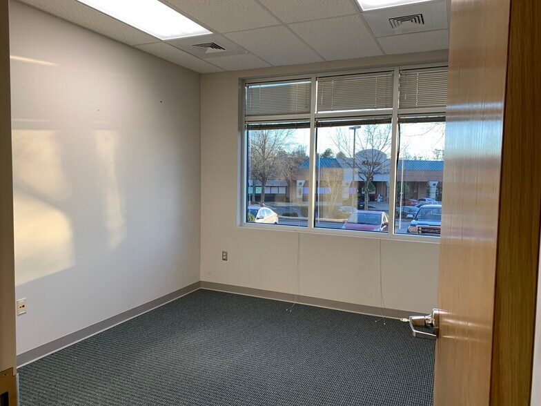 More Photos Of 17300 Chenal Pky, Little Rock Office For Lease