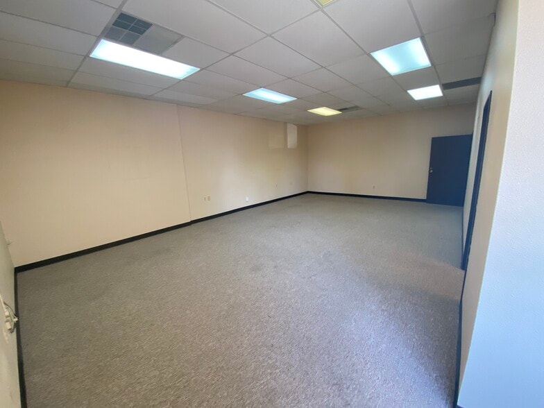 More Photos Of 1315 Nelson St, Lakewood Warehouse For Lease