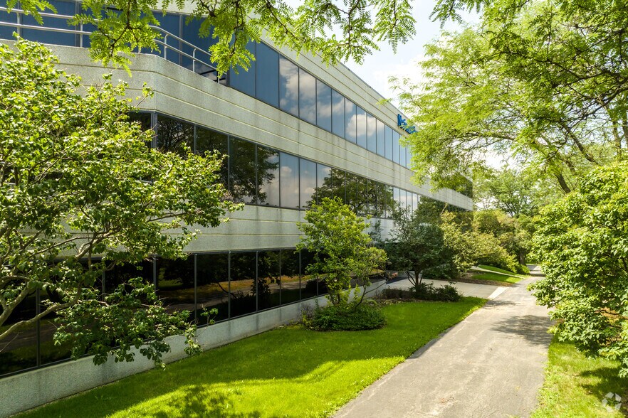 More Photos Of 850 Warrenville Rd, Lisle Office For Sale