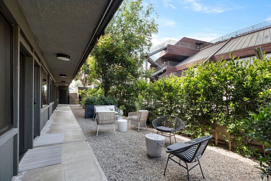 More Photos Of 29170 Heathercliff Rd, Malibu Office For Lease