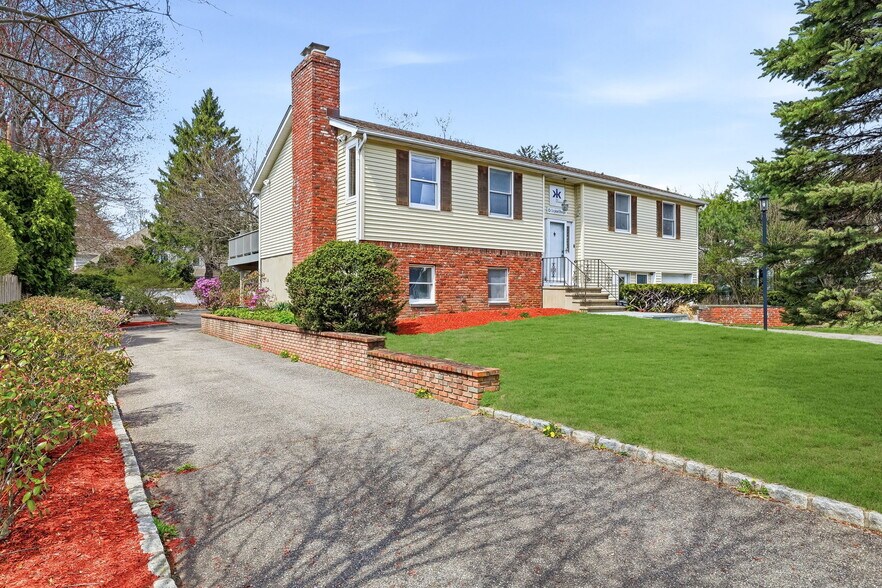 More Photos Of 3 Macdonald Ave, Armonk Office For Sale