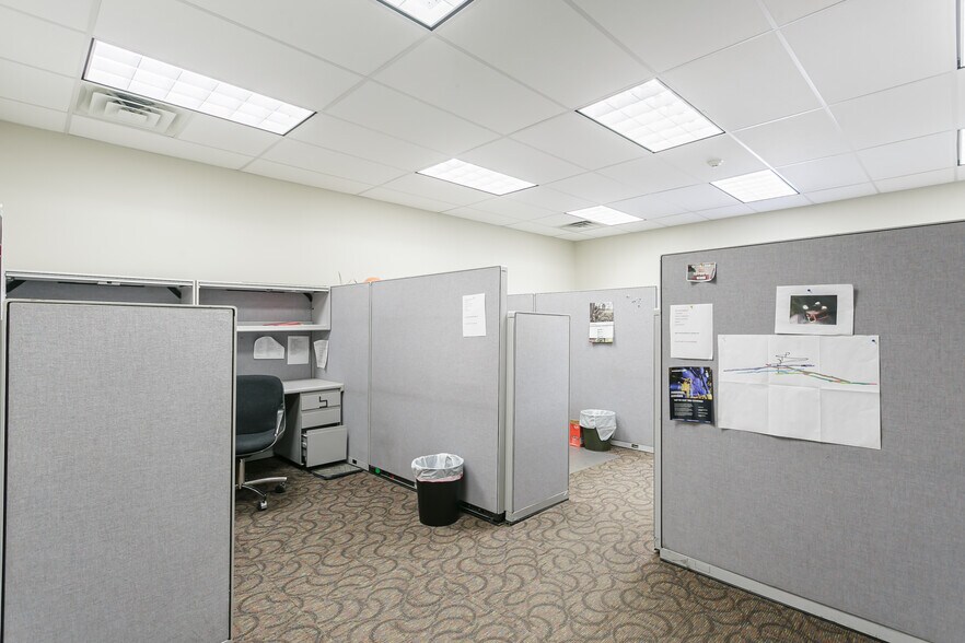 More Photos Of 636 W Washington St, Geneva Office For Sale