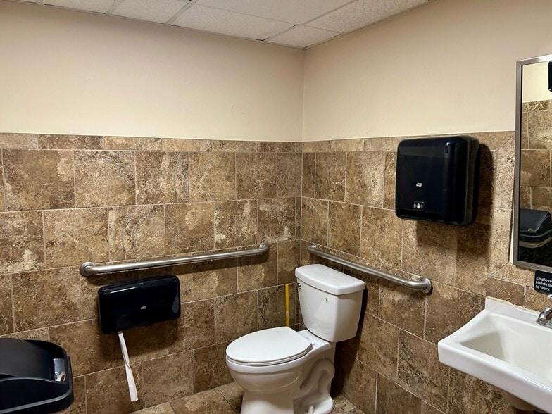 More Photos Of 320 S 8th St, Fernandina Beach Freestanding For Lease