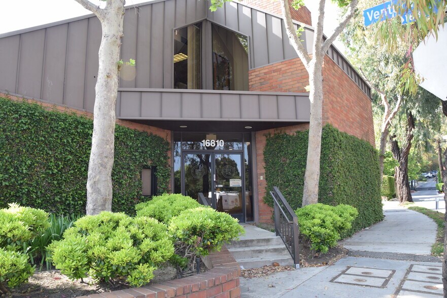 More Photos Of 16810 Ventura Blvd, Encino Loft Creative Space For Lease