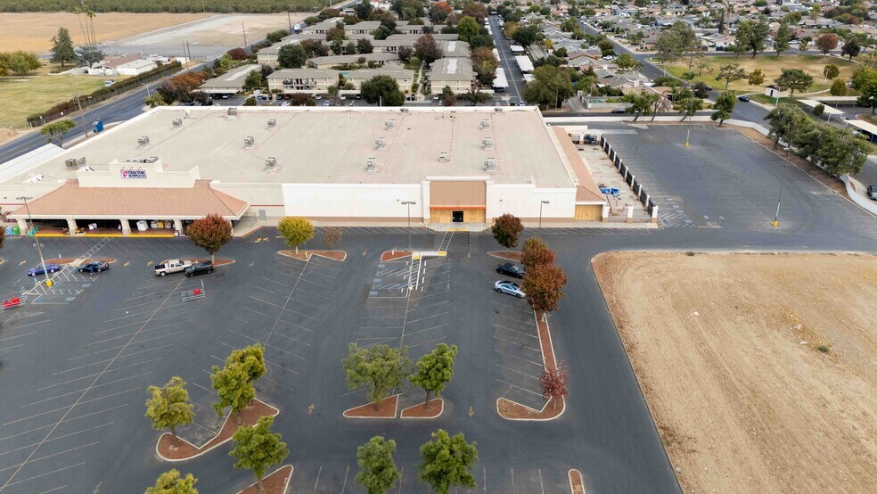 More Photos Of 912 County Line Rd, Delano General Retail For Sale