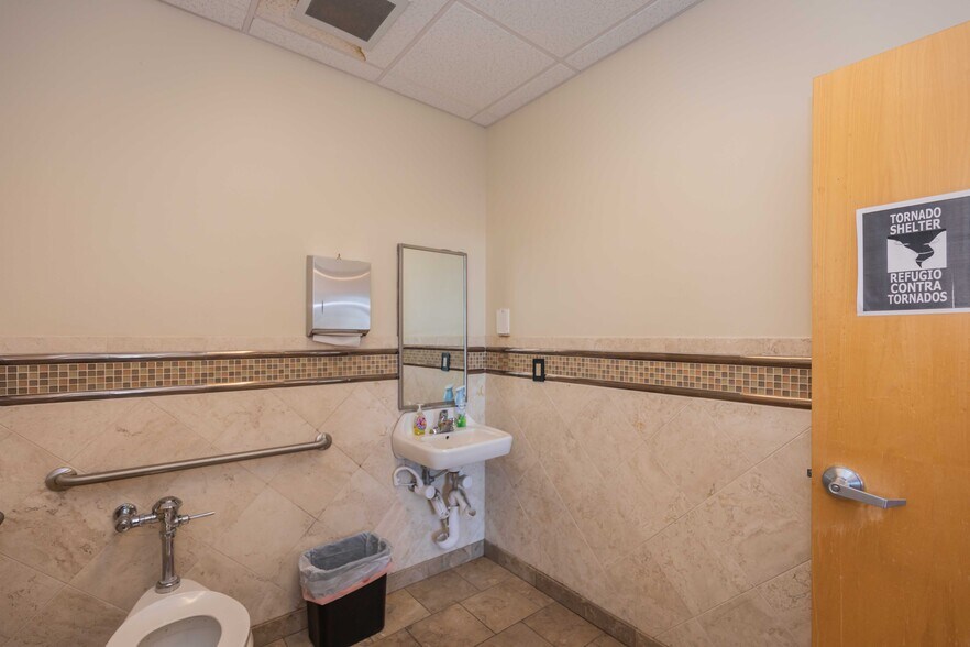 More Photos Of 9005 Roach Dr, Amarillo Showroom For Lease