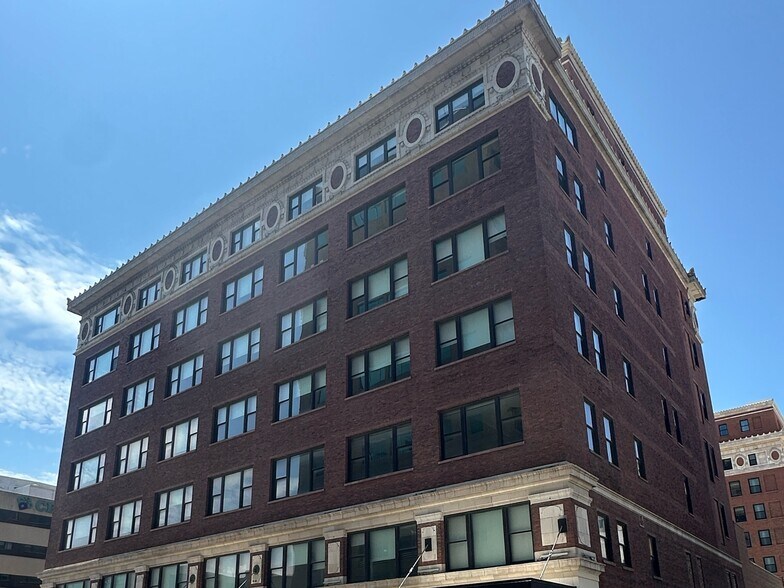More Photos Of 102 W 2nd St, Davenport Office For Lease