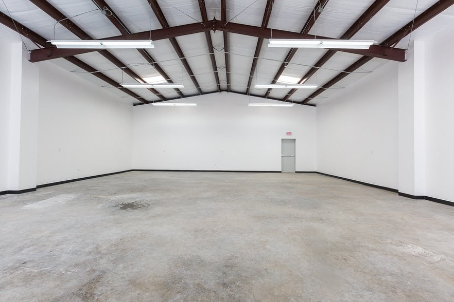 More Photos Of 11214 Craighead Dr, Houston Warehouse For Lease