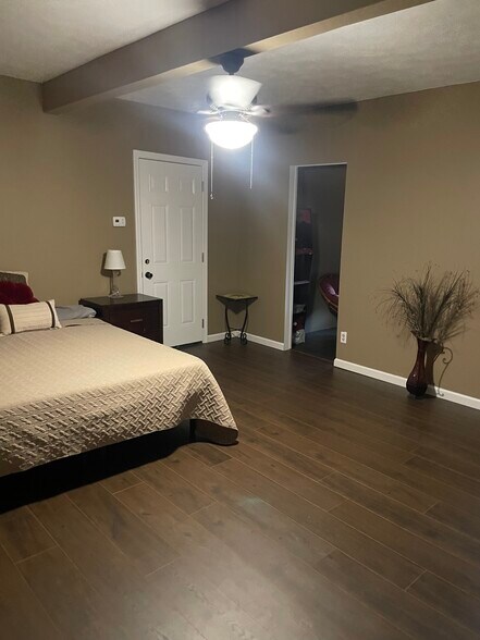 More Photos Of 2901 W 16th St, Indianapolis Freestanding For Sale