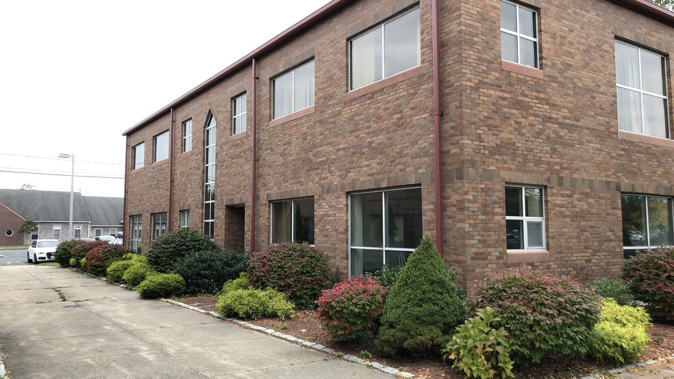 More Photos Of 33 Bassett Ln, Hyannis Medical For Sale