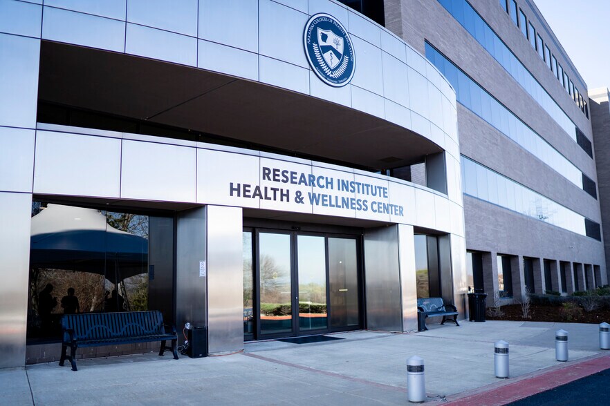 More Photos Of 1000 Fianna Way, Fort Smith Office For Lease