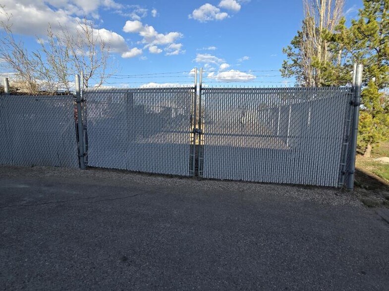 More Photos Of 11128 83rd Ave, Fort Saskatchewan Warehouse For Lease