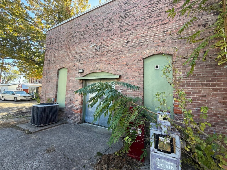 More Photos Of 108 E 1st St, Cameron General Retail For Sale