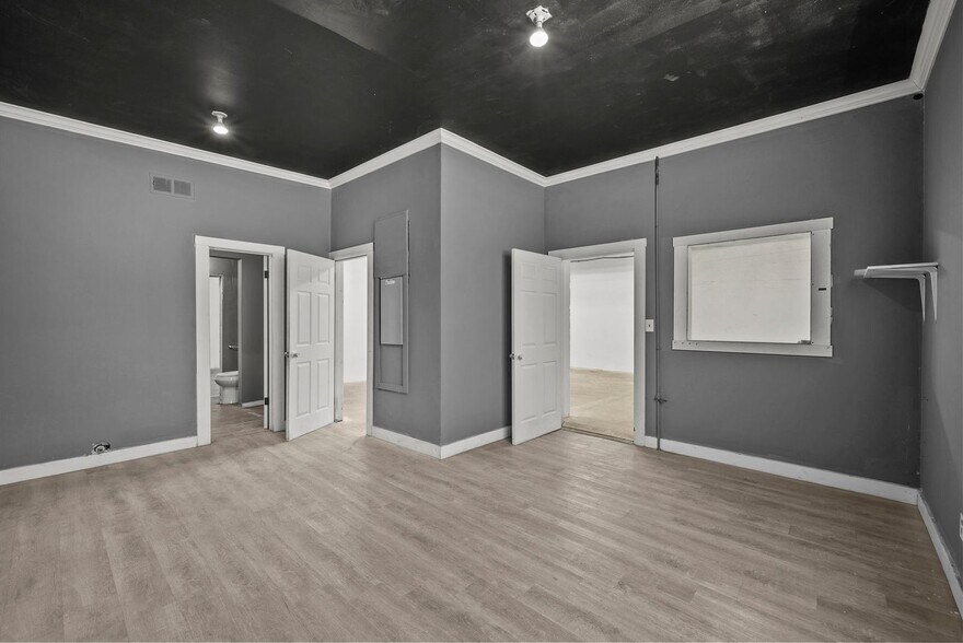 More Photos Of 14222-14226 Aetna St, Van Nuys Warehouse For Lease