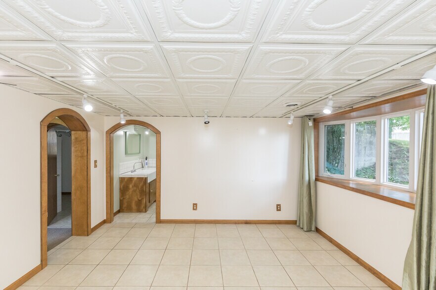 More Photos Of 131 Copenhaver St, Marion Shelter For Sale