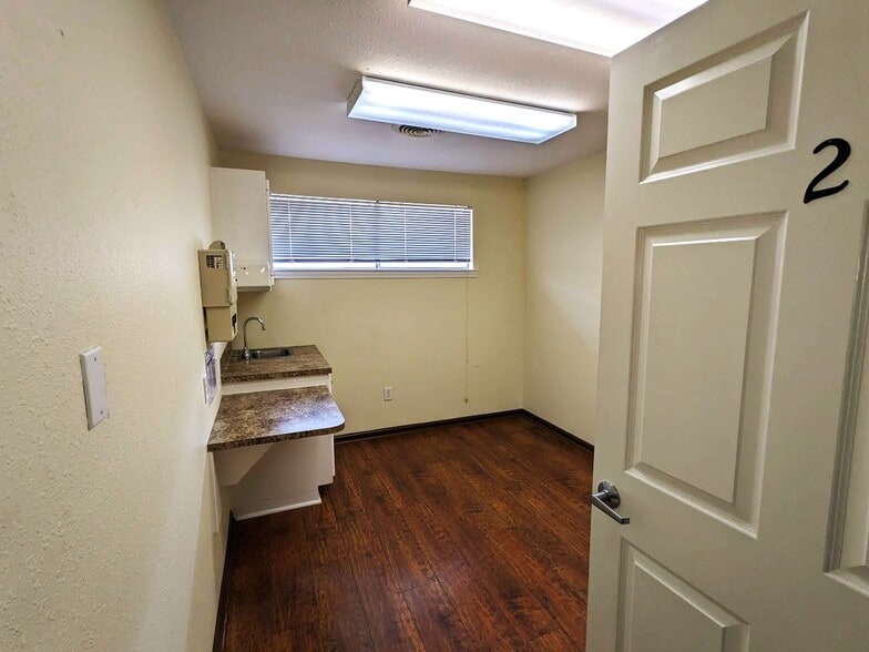 More Photos Of 214 S Burnside Ave, Gonzales Medical For Lease