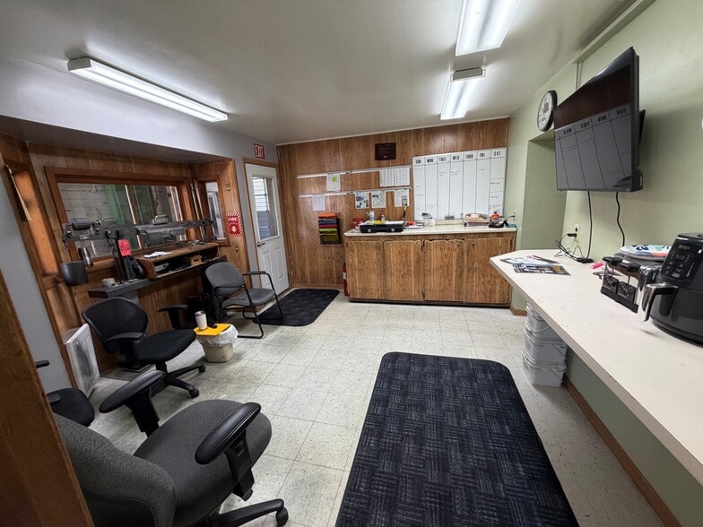 More Photos Of 520 5th St S, Breckenridge Warehouse For Lease