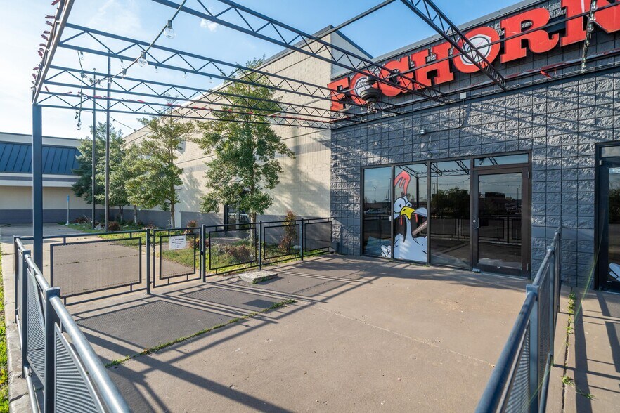 More Photos Of 2221 W Walnut St, Rogers Restaurant For Sale