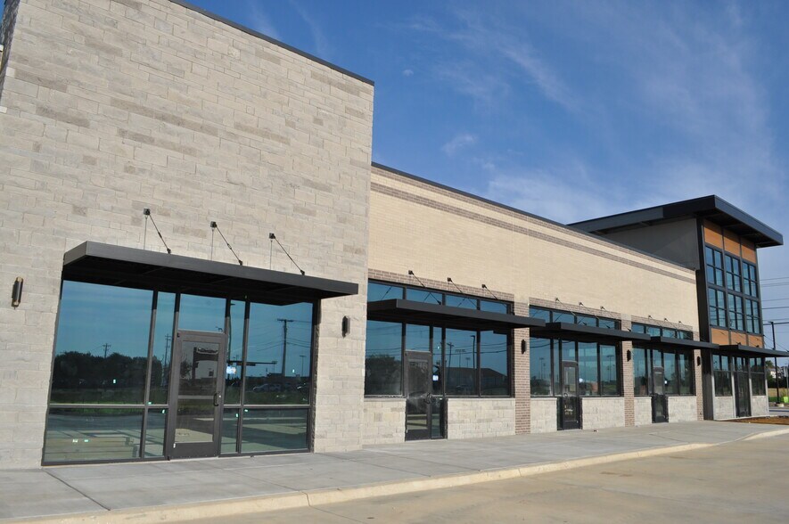More Photos Of 590 W Frontier Pky, Celina Storefront Retail Office For Lease