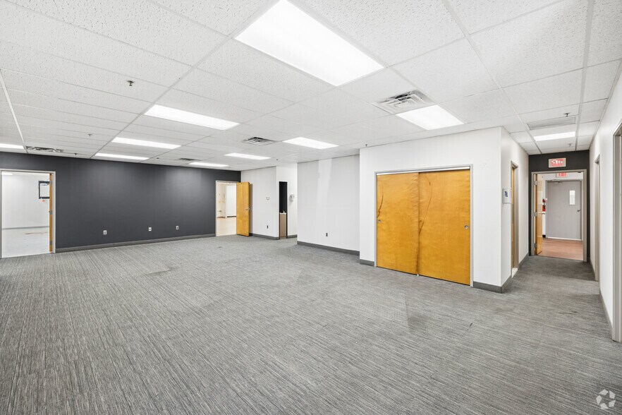 More Photos Of 600 Ryerson Rd, Lincoln Park Warehouse For Lease