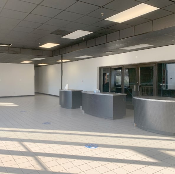 More Photos Of 130 W Oxmoor Rd, Birmingham Flex For Sale