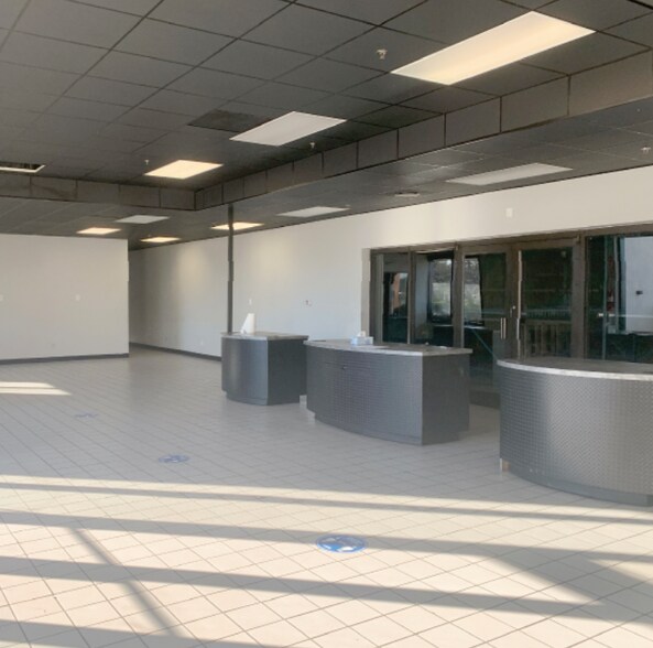 More Photos Of 130 W Oxmoor Rd, Birmingham Light Distribution For Lease
